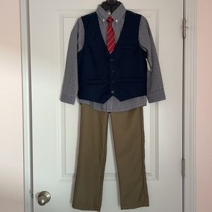 🆕never worn! Boys size 8 suite